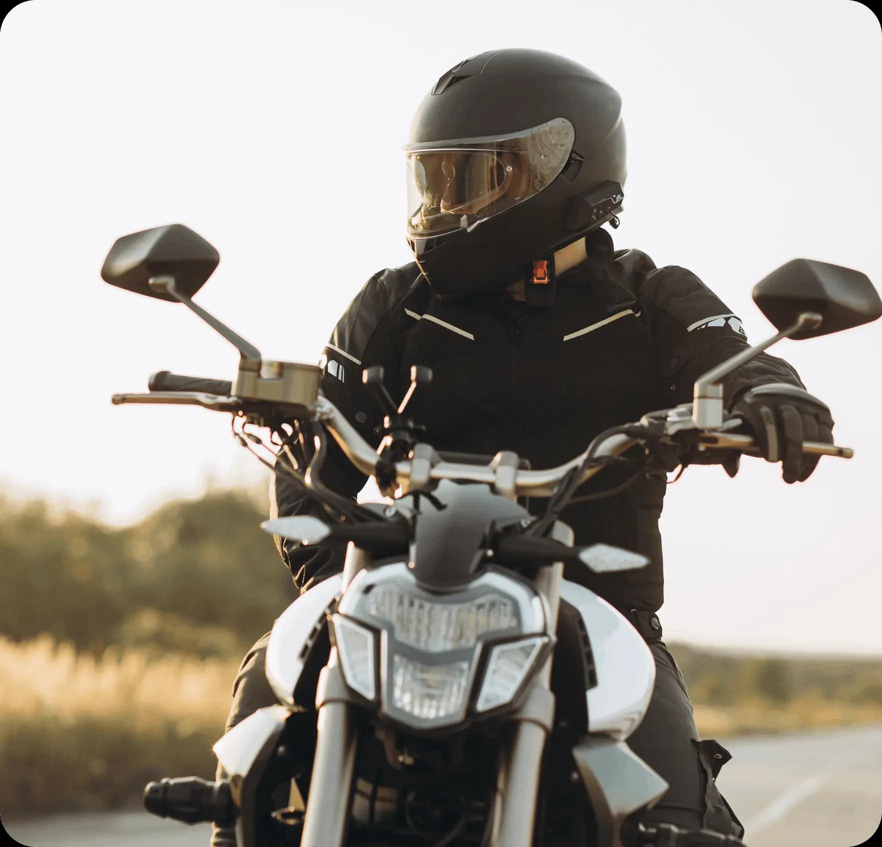 Motocycliste sur la route