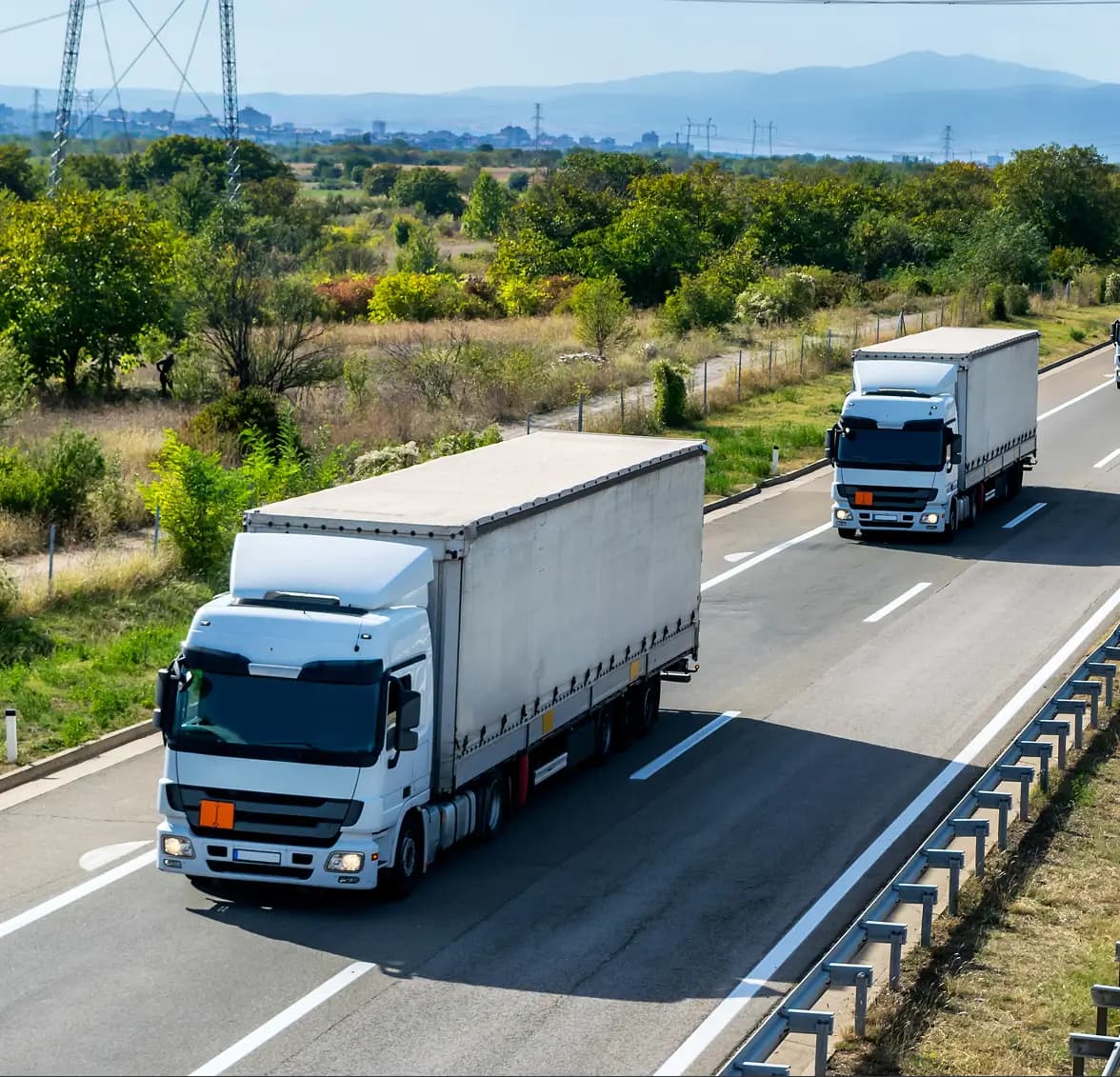 Flotte de camions sur la route