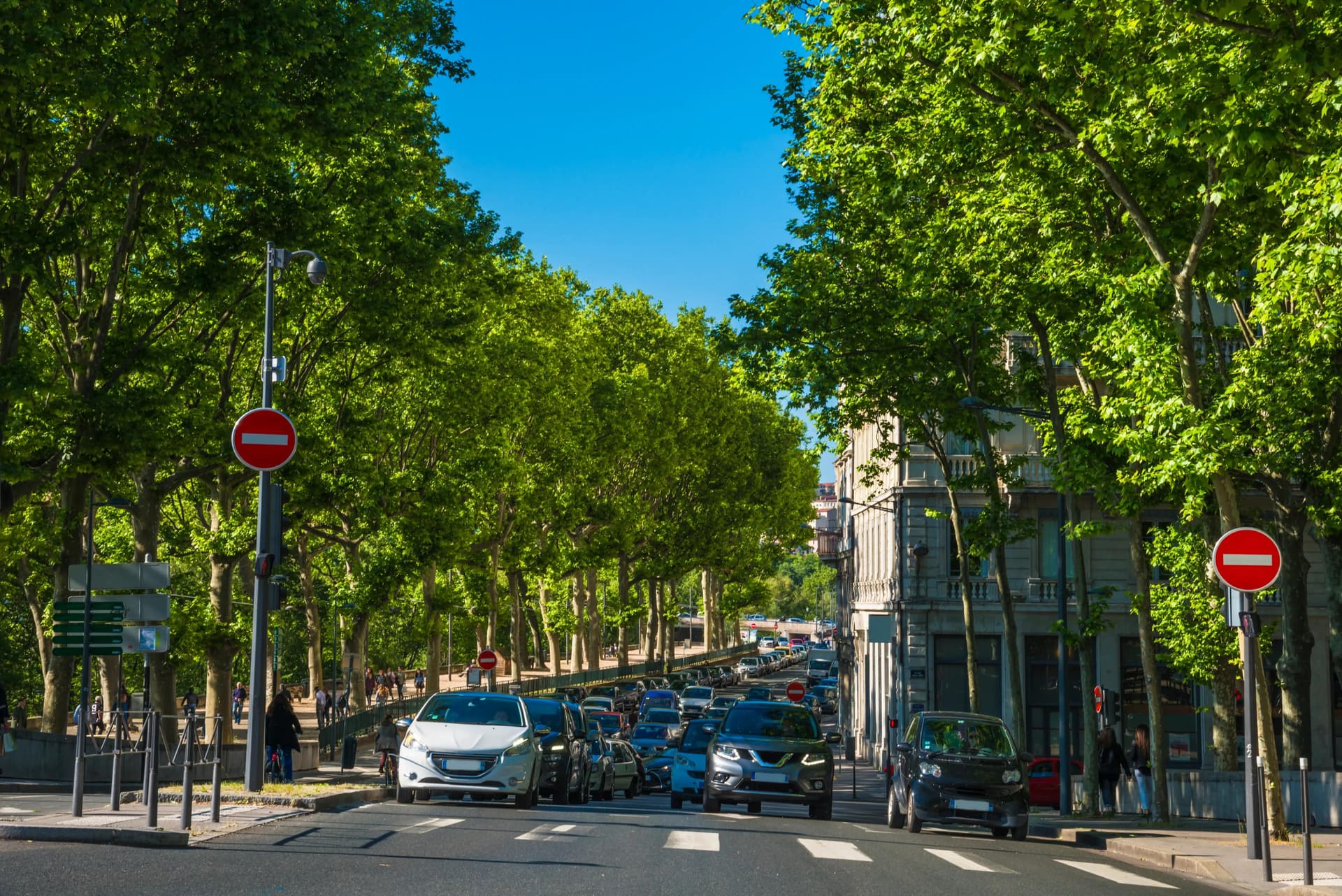 Lyon / vue de rue avec circulation Lyon / vue de rue avec circulation
